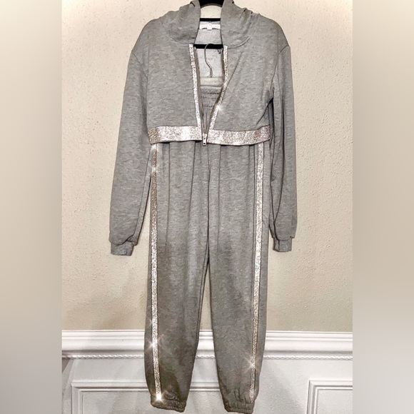Grey & silver fancy sweatpants & jacket you can dress up or down. - Picture 6 of 9